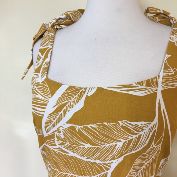 💥 CLEARANCE Deep V Back Ruffle Hem Floral Dress - Picture 3 of 5